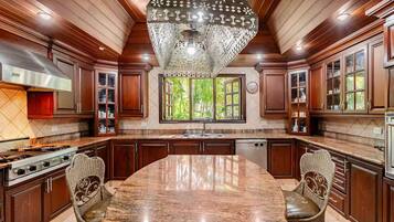 Kylskåp, mikrovågsugn, ugn och spishäll