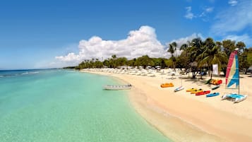 Nära stranden, solstolar och strandhanddukar