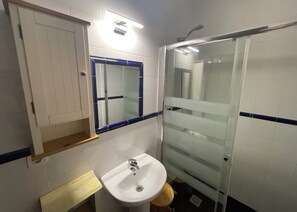 Douche, séchoir à cheveux, serviettes fournies, savon