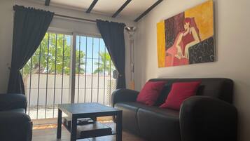 Een smart-tv en boeken