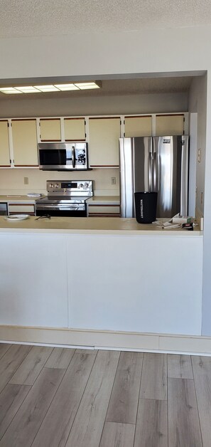 Private kitchen - Beachfront Retreat with stunning views. Family sized townhouse  (Fernandina Beach)