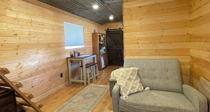 Cozy cabin on equestrian center . Near CDA and Spokane .