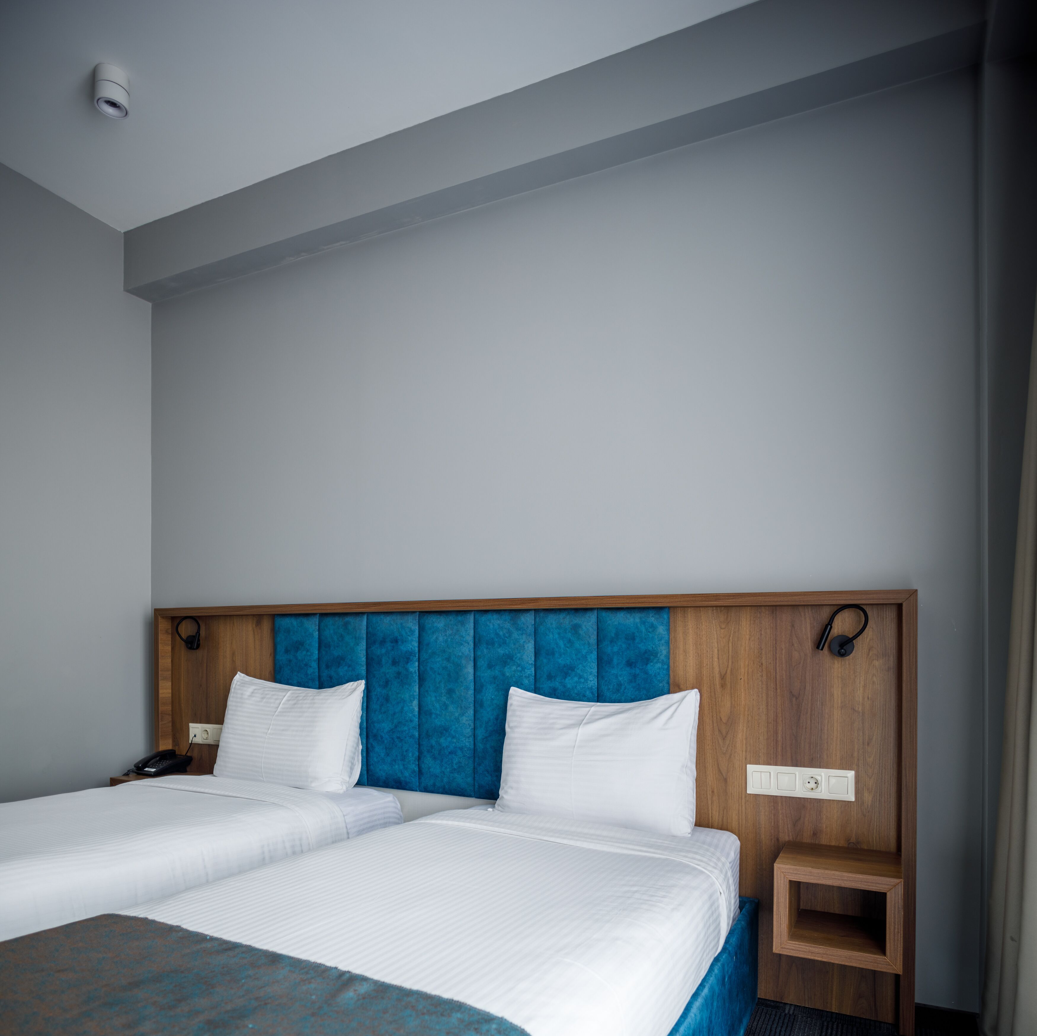 standard twin room | premium bedding, in-room safe, desk, laptop workspace
