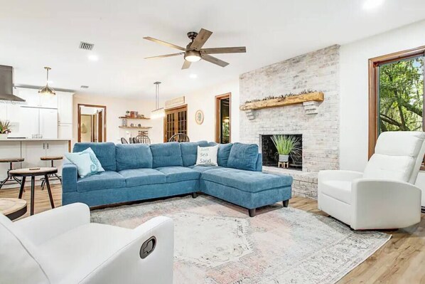 Televisión, chimenea, reproductor de DVD y tenis de mesa 