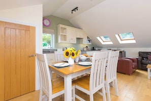 Fridge, dishwasher, electric kettle, toaster - 7 Sandy Lane (St Ives)