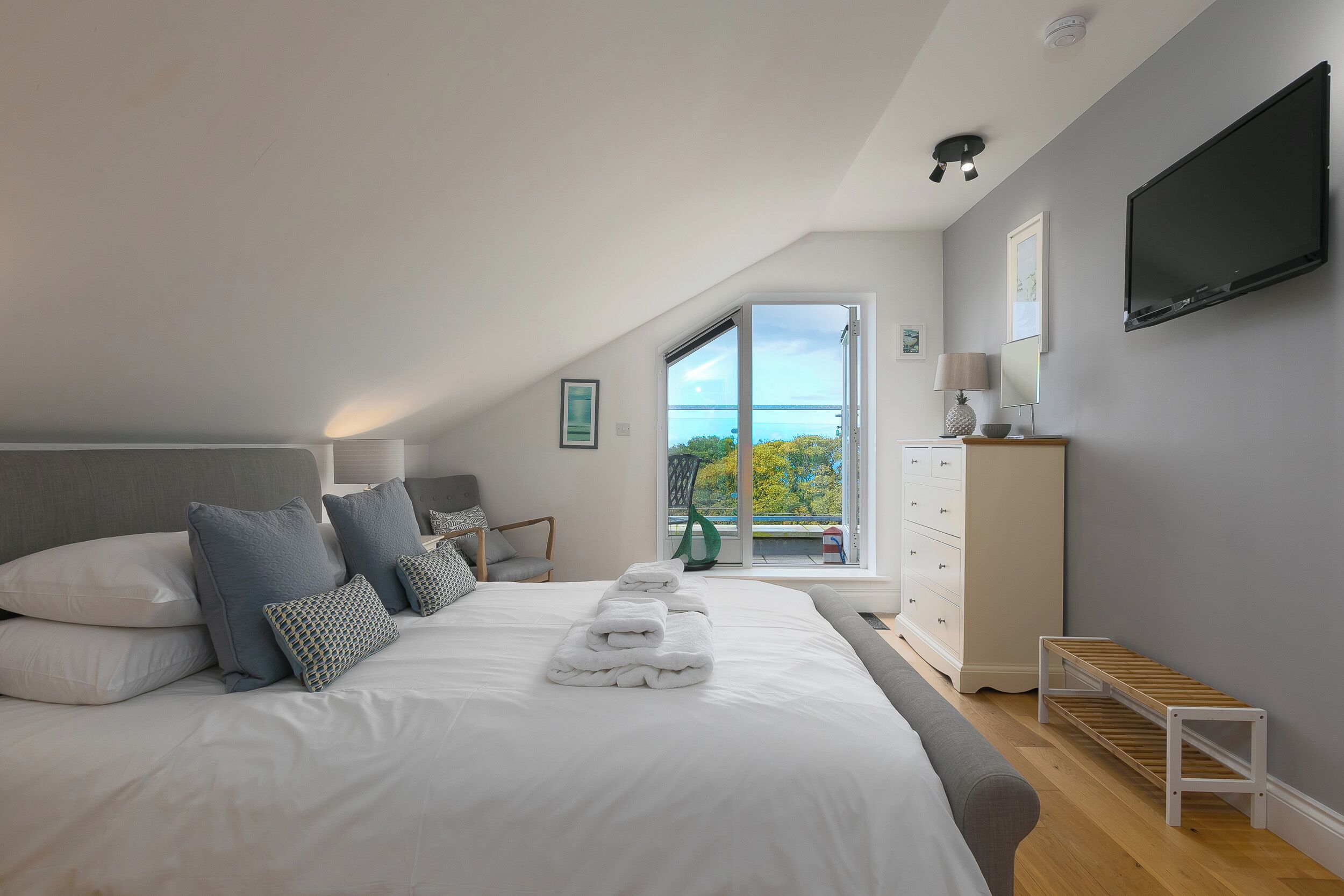 3 bedrooms, individually decorated, individually furnished, free WiFi