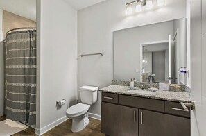 Dusche, Haartrockner, Handtücher, Seife