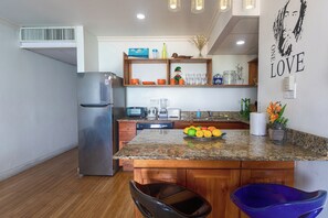 Deluxe Studio, Multiple Beds, Ocean View | Private kitchen
