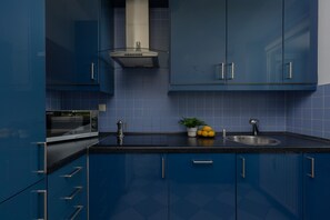 Microondas, lavavajillas y utensilios de cocina