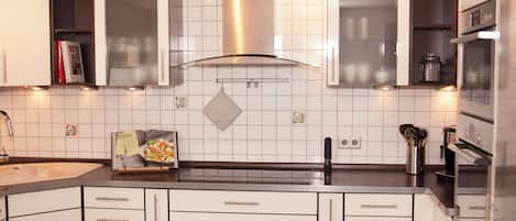 Fridge, oven, stovetop, dishwasher