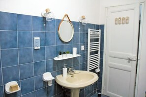 Haartrockner, Handtücher, Seife, Shampoo