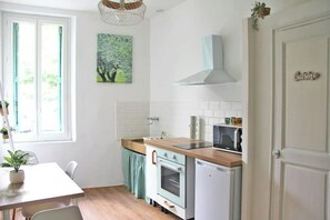 Réfrigérateur, four à micro-ondes, un four, surface de cuisson