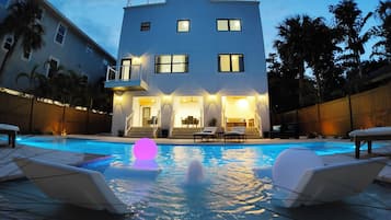 Een buitenzwembad, een verwarmd zwembad