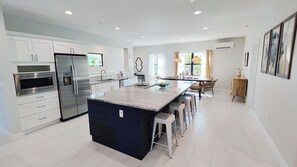 ثلاجة، ميكروويف، فرن، موقد طهي مسطح