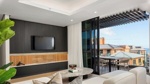 Căn hộ Grand | Khu phòng khách | TV màn hình phẳng 50-inch có truyền hình vệ tinh, Netflix 