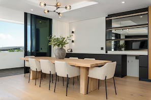 Grand Apartment | In-room dining - The Avant 402 (Cape Town)
