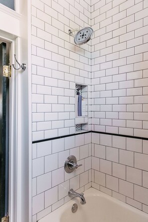 Shower, hair dryer, towels, soap - Midtown Manor by Pettigrew Adventures (Memphis)