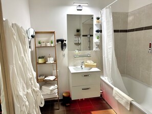 Hair dryer, towels, soap, shampoo - Perle Rare « Cosy de Laéroport » (Le Blanc-Mesnil)