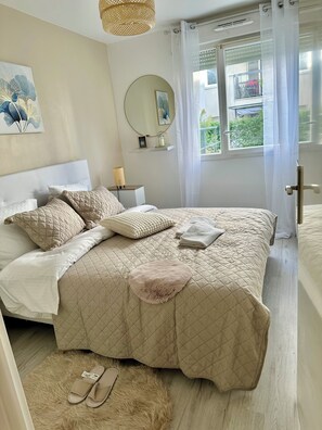 2 bedrooms, iron/ironing board, travel crib, free WiFi - Perle Rare « Cosy de Laéroport » (Le Blanc-Mesnil)