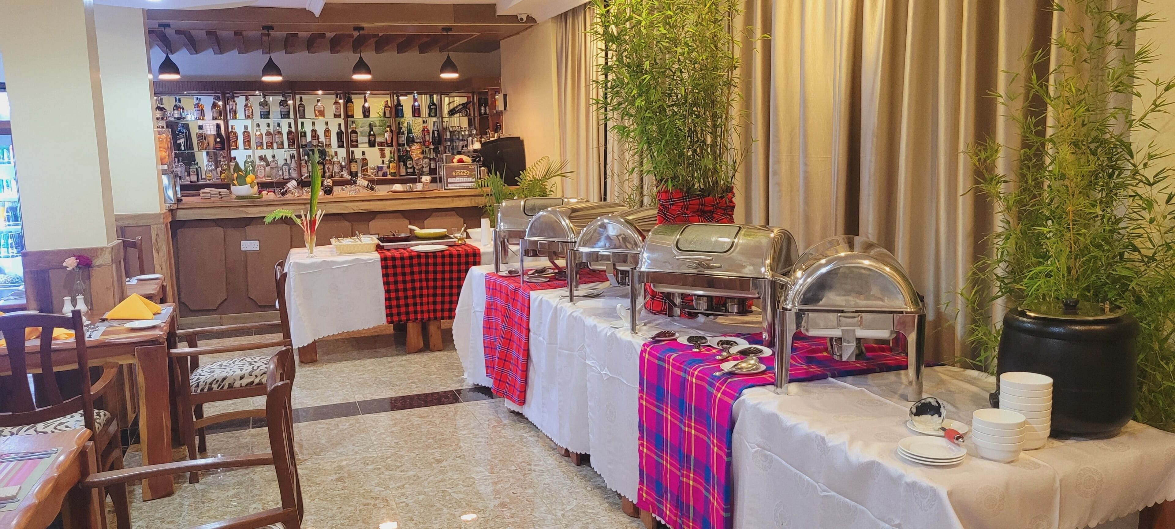 朝食 (コンチネンタル ブレックファスト)、毎日提供 (無料)