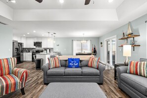 Ferienhaus, Mehrere Betten, Terrasse, Gartenblick | Wohnbereich | 40-Zoll-Fernseher mit Digitalempfang