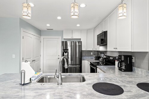 Coral Cabana - 3BD 2BA Home Close to Beach w/ Optional Golf Cart!