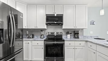 House, Multiple Beds, Patio, Garden View | Private kitchen | Fridge, microwave, oven, stovetop