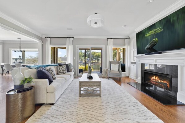 Smart TV, chimenea, estéreo