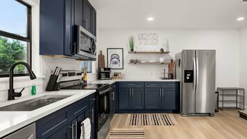 雪櫃、微波爐、焗爐、爐具