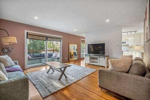 The Rosy Larch | Pet + Family Friendly | Central