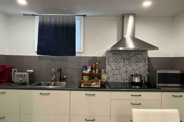 Refrigerador, microondas, placa de cocina, cafetera/tetera