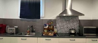 cozy1bedroom Guest suite(1queen bed+1 double Sofa bed,1floor mattress (5Guests)