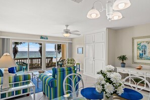 Stadtwohnung, Mehrere Betten, Balkon, Meerblick | Wohnbereich | 40-Zoll-Fernseher mit Digitalempfang