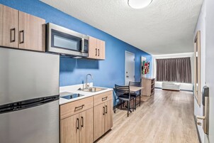 Refrigerador con freezer, microondas, placa de cocina, cafetera/tetera