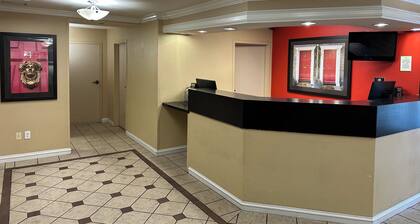 HomeTowne Studios by Red Roof Southfield