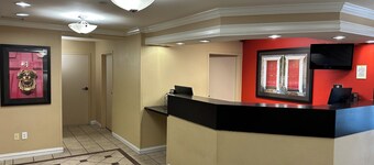 HomeTowne Studios by Red Roof Southfield