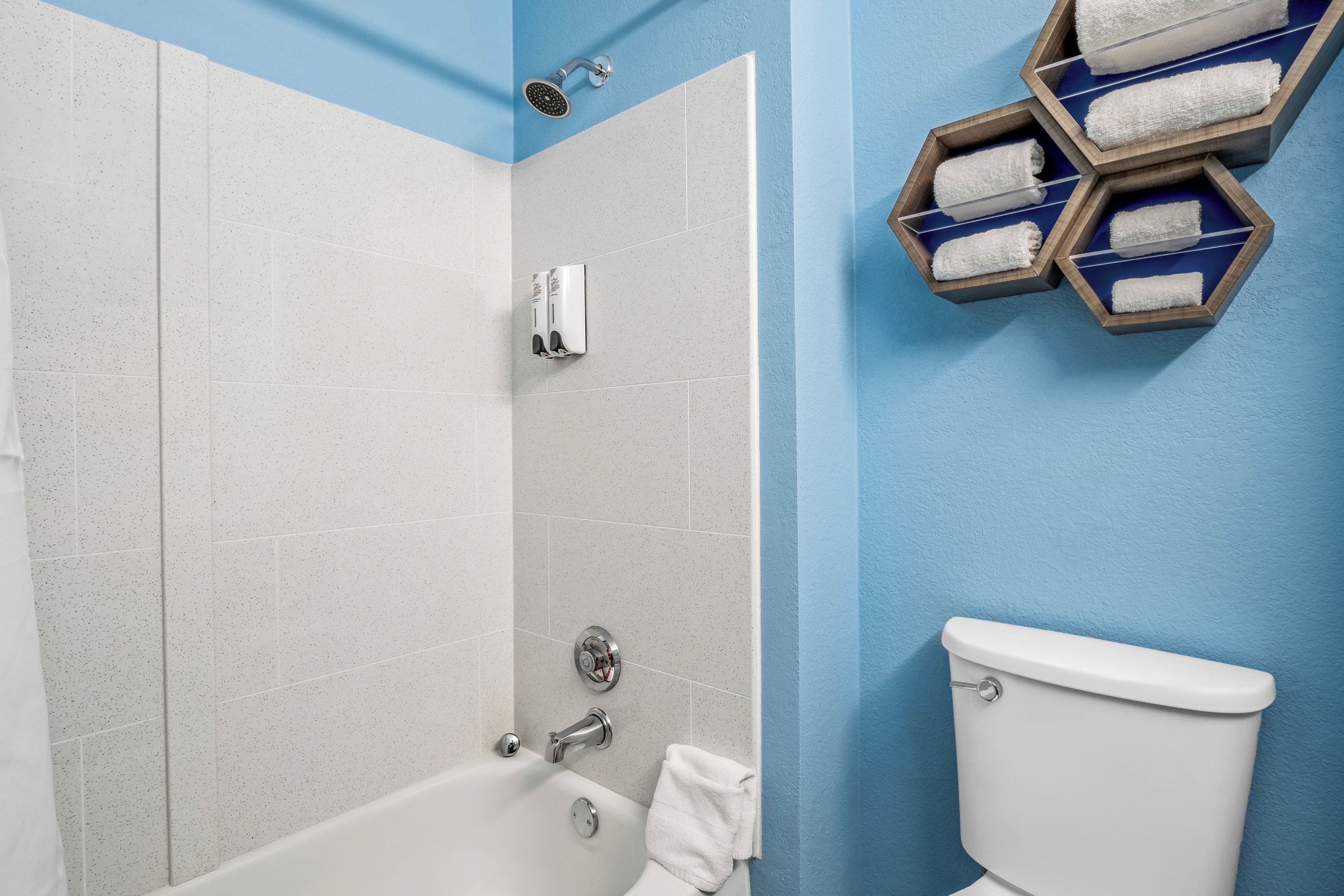 Combined shower/tub, free toiletries, hair dryer, towels