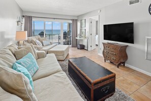 公寓客房, 多張床, 陽台, 海景 | 起居區 | 40-吋電視,提供數位頻道