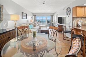 公寓客房, 多張床, 陽台, 海景 | 起居區 | 40-吋電視,提供數位頻道