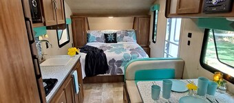 Retro themed camper 15 minutes from downtown, 25 minutes from beaches.