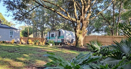 Retro themed camper 15 minutes from downtown, 25 minutes from beaches.