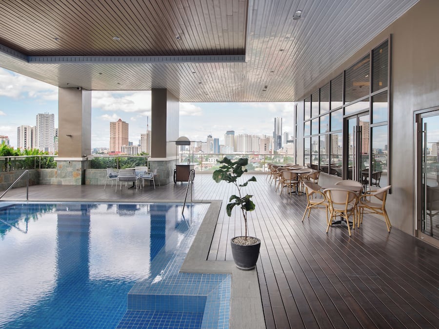 Außenpool, Rettungsschwimmer vor Ort