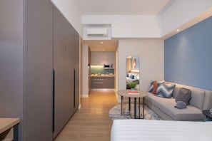Kamar Twin Standar (Studio Deluxe Twin) | Brankas, meja kerja, ruang kerja ramah laptop, dan tirai kedap cahaya