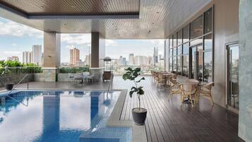 Una piscina al aire libre, guardavidas en la propiedad