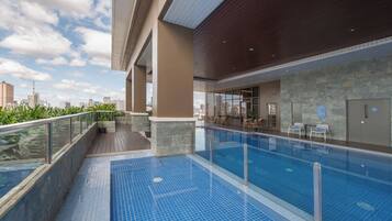 Außenpool, Rettungsschwimmer vor Ort