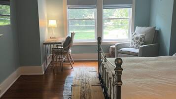 3 bedrooms, desk, WiFi, bed sheets