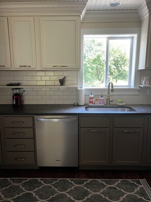 Fridge, oven, stovetop, dishwasher