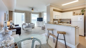 Un apartamento moderno con cocina, comedor y sala de estar.