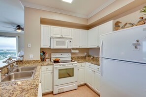 Kühlschrank, Mikrowelle, Herdplatte, Geschirrspüler