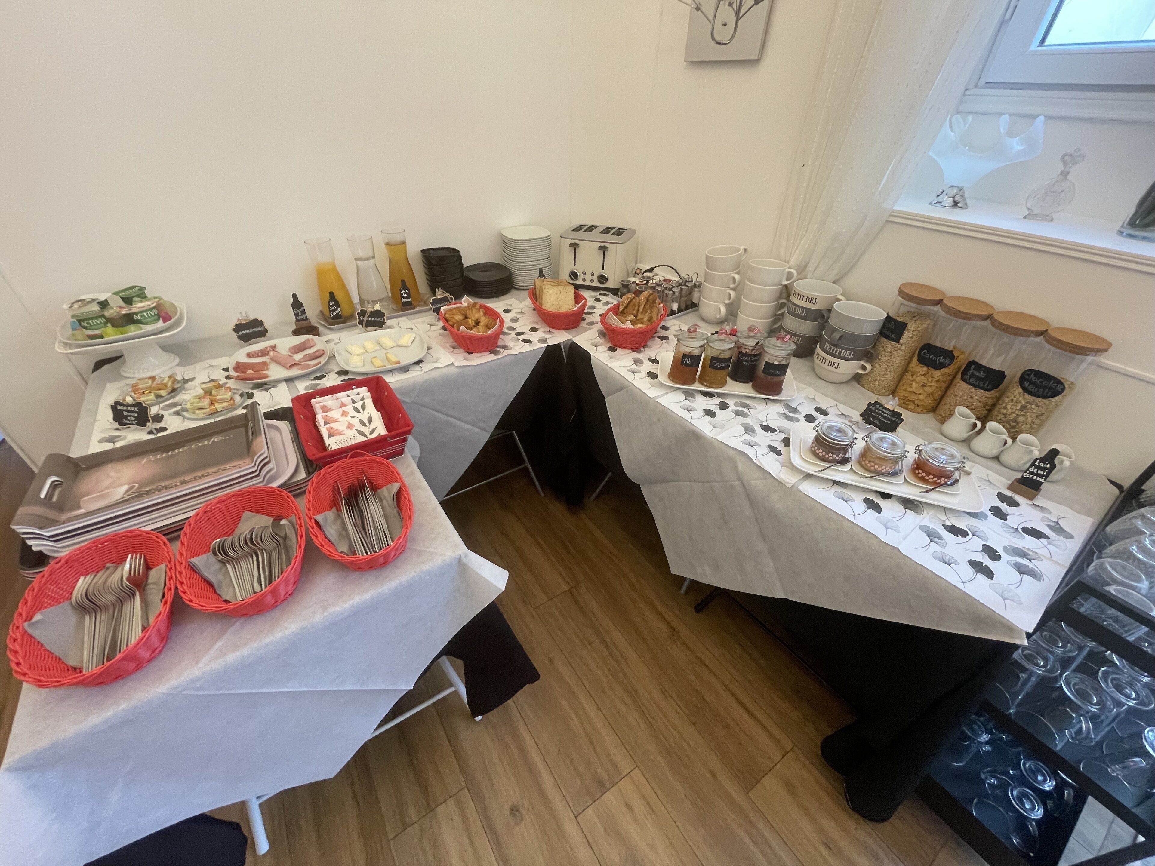 Ein reichhaltiges Buffet mit verschiedenen Speisen und Beilagen auf Tischen.